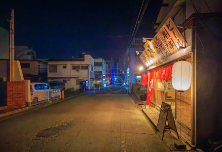 Foto de Higashikakogawa, Japón - 5 de mayo de 2023: Signos sobre un restaurante japonés iluminado en una calle tranquila por la noche. Foto de alta calidad - Imagen libre de derechos