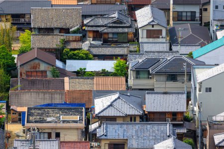 Téléchargez les photos : Vue vers le bas sur les toits de vieilles maisons dans une petite ville du Japon. Photo de haute qualité - en image libre de droit