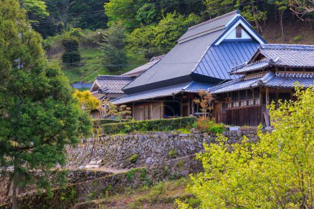Casa tradicional japonesa en terraza de piedra en pueblo de montaña. Foto de alta calidad