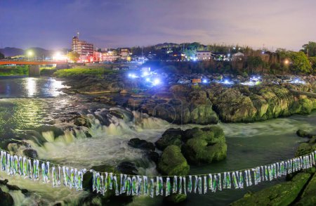 Foto de Cintas de papel decorativas bordean el río con luces de la ciudad por la noche. Foto de alta calidad - Imagen libre de derechos