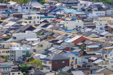 Téléchargez les photos : Vue aérienne de maisons dans un quartier dense dans une petite ville du Japon. Photo de haute qualité - en image libre de droit