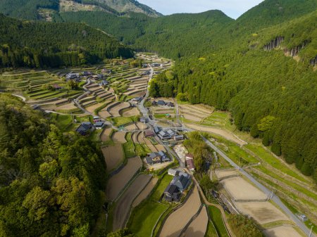 Téléchargez les photos : Vue aérienne de champs en terrasses labourés dans un village de montagne traditionnel. Photo de haute qualité - en image libre de droit