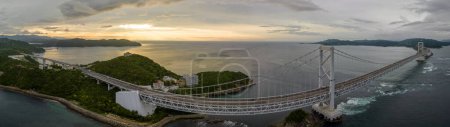 Foto de Vista aérea panorámica del puente de Onaruto y las piscinas de hidromasaje al atardecer. Foto de alta calidad - Imagen libre de derechos