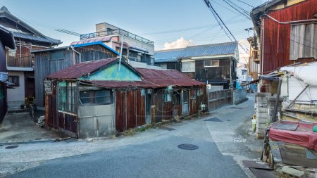 Téléchargez les photos : Vieille maison sur route étroite dans la petite ville japonaise d'Iwaya. Photo de haute qualité - en image libre de droit