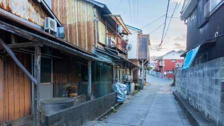 Téléchargez les photos : Route étroite entre de vieilles maisons dans une petite ville du Japon. Photo de haute qualité - en image libre de droit