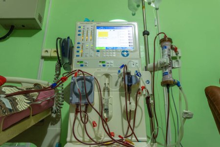 Téléchargez les photos : Système de dialyse. hémodialyse chez le patient à l'hôpital. Machine de dialyse - en image libre de droit