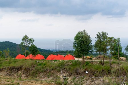 Téléchargez les photos : Camping zone de tente sur la montagne. Tentes rouges au camping. concept de tourisme. tente de camping au coucher du soleil - en image libre de droit