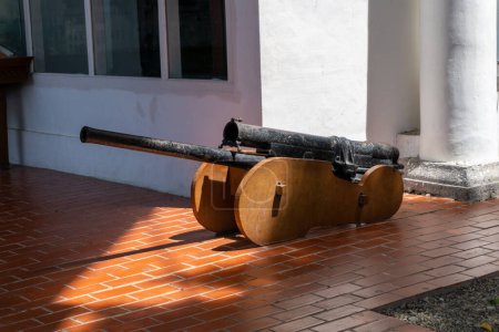 Téléchargez les photos : Un vieux canon au musée d'Aceh à Banda Aceh Indonésie. Armes historiques - en image libre de droit
