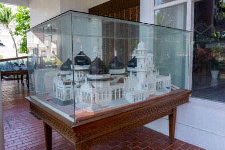 Téléchargez les photos : Un miniatur ou maquette de la Grande Mosquée de Baiturrahman au musée d'Aceh à Banda Aceh Indonésie - en image libre de droit