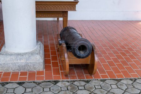 Téléchargez les photos : Un vieux canon au musée d'Aceh à Banda Aceh Indonésie. Armes historiques - en image libre de droit