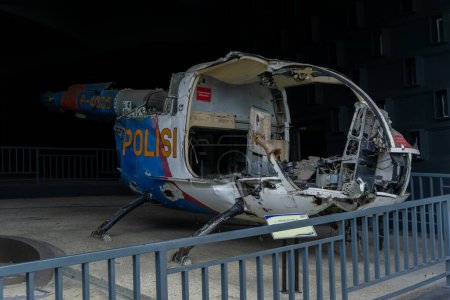 Foto de Banda Aceh, Indonesia - 29 ene 2023: Un helicóptero policial dañado en el Museo del Tsunami de Aceh. La tragedia tsunamia de Aceh en 2004 - Imagen libre de derechos