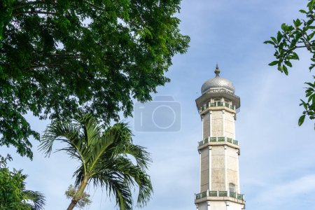 Téléchargez les photos : Banda Aceh, Indonésie - 13 août 2022 : Grande tour de la mosquée Baiturrahman située à Banda Aceh, Indoenesia - en image libre de droit