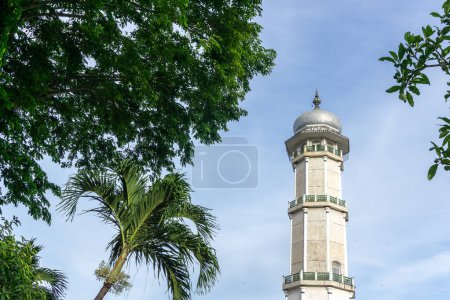 Téléchargez les photos : Banda Aceh, Indonésie - 13 août 2022 : Grande tour de la mosquée Baiturrahman située à Banda Aceh, Indoenesia - en image libre de droit