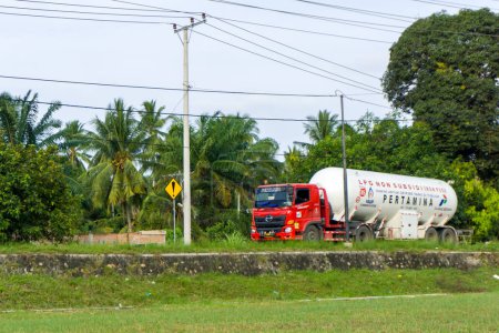 Foto de Aceh, Indonesia - 20 de agosto de 2021: Camión Pertamina de gas LPG cruzando la carretera. Pertamina Elpiji Entrega de camiones - Imagen libre de derechos