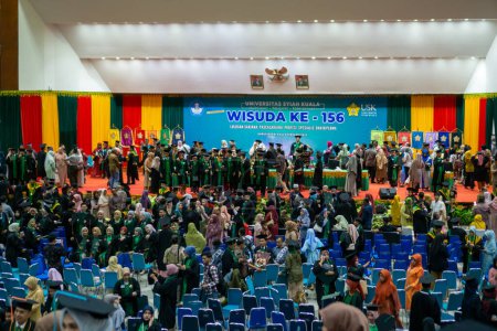 Téléchargez les photos : Banda Aceh, Indonésie - 09 février 2023 : Cérémonie de remise des diplômes de l'Université Syiah Kuala. - en image libre de droit