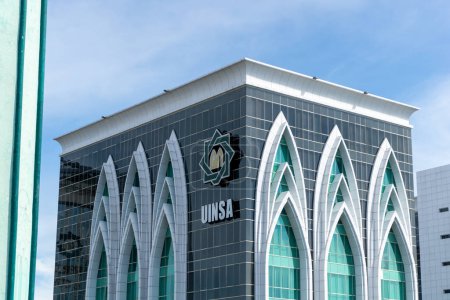 Téléchargez les photos : Surabaya, Indonésie - 18 nov 2021 : L'immeuble de bureaux de l'Université islamique Sunan Ampel à Surabaya, Indonésie - en image libre de droit