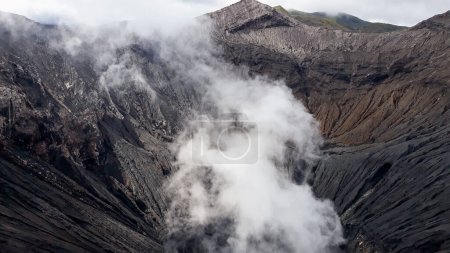Téléchargez les photos : Cratère du volcan Bromo à Java Est, Indonésie. Éruption du volcan - en image libre de droit