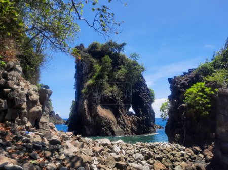 Téléchargez les photos : Goa Sarang destination touristique populaire dans l'île de Sabang, Indonésie. Grotte rocheuse près de la mer - en image libre de droit