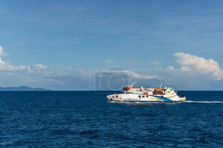 Téléchargez les photos : Sabang, Indonésie - 01 juin 2023 : Le navire indonésien à passagers KMP Aceh Hebat 2 se dirige vers Banda Aceh depuis l'île de Sabang. Navire à passagers pour Sabang Island - en image libre de droit