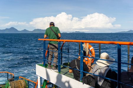 Téléchargez les photos : Sabang, Indonésie - 01 juin 2023 : Homme debout sur le navire. Les passagers du ferry se dirigent vers Sabang Island. KMP BRR - en image libre de droit
