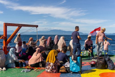Foto de Sabang, Indonesia - 01 de junio 2023: Pasajeros en ferry se dirigen a la isla de sabang. KMP BRR - Imagen libre de derechos