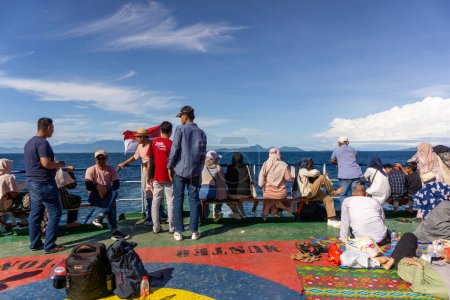 Téléchargez les photos : Sabang, Indonésie - 01 juin 2023 : Passagers à bord d'un ferry à destination de l'île de Sabang. KMP BRR - en image libre de droit