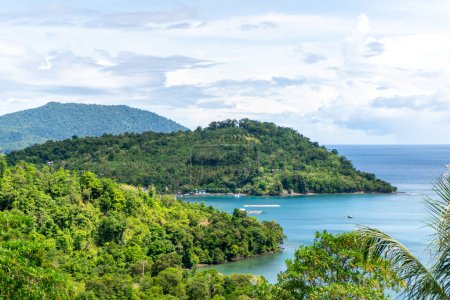 Téléchargez les photos : Vue aérienne de l'île de Sabang à Aceh, Indonésie. destination touristique populaire - en image libre de droit