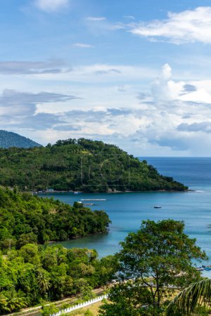 Téléchargez les photos : Vue aérienne de l'île de Sabang à Aceh, Indonésie. destination touristique populaire - en image libre de droit