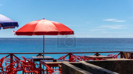 Téléchargez les photos : Restaurant extérieur à la plage. Restaurant de rue à la station balnéaire. Café en bord de mer à Sabang Island, Indonésie - en image libre de droit