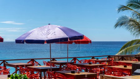 Téléchargez les photos : Restaurant extérieur à la plage. Restaurant de rue à la station balnéaire. Café en bord de mer à Sabang Island, Indonésie - en image libre de droit