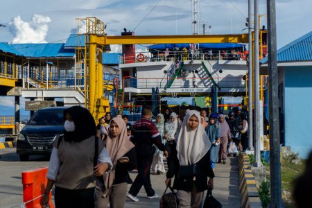 Téléchargez les photos : Sabang, Indonésie - 01 juin 2023 : Activité humaine dans le port de Balohan dans la ville de Sabang, Indonésie. les passagers du ferry se préparent pour le voyage dans le port. - en image libre de droit