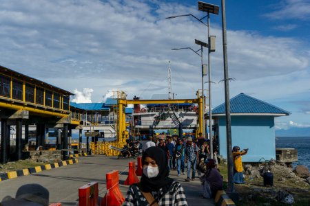 Téléchargez les photos : Sabang, Indonésie - 01 juin 2023 : Activité humaine dans le port de Balohan dans la ville de Sabang, Indonésie. les passagers du ferry se préparent pour le voyage dans le port. - en image libre de droit