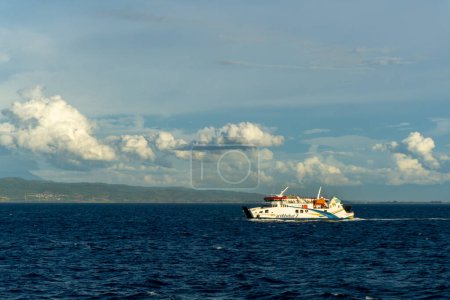 Téléchargez les photos : Le navire à passagers indonésien KMP Aceh Hebat 2 se dirige vers Banda Aceh depuis l'île de Sabang. Navire à passagers pour Sabang Island - en image libre de droit