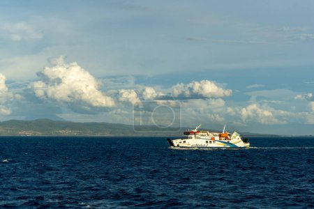 Téléchargez les photos : Le navire à passagers indonésien KMP Aceh Hebat 2 se dirige vers Banda Aceh depuis l'île de Sabang. Navire à passagers pour Sabang Island - en image libre de droit