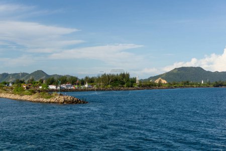 Foto de Sabang, Indonesia - 01 de junio 2023: Arroyo de piedras marinas y faro en el puerto de Ulee Lheue en Banda Aceh, Indonesia. Hermosa vista al mar - Imagen libre de derechos