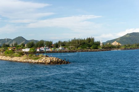 Téléchargez les photos : Sabang, Indonésie - 01 juin 2023 : brise-lames en pierres de mer et phare dans le port d'Ulee Lheue à Banda Aceh, Indonésie. Belle vue océan - en image libre de droit