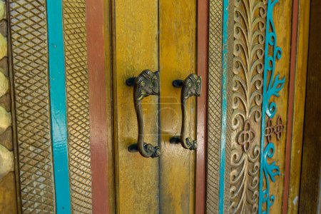 Téléchargez les photos : Sabang, Indonésie - 01 juin 2023 : Modèle de Pinto Aceh. Décoration traditionnelle célèbre et motif d'aceh. Porte en bois sculpté - en image libre de droit