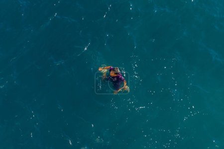 Téléchargez les photos : Sabang, Indonésie - 01 juin 2023 : Vue aérienne des enfants nageant à la mer. Les garçons nagent heureux. concept d'enfance - en image libre de droit