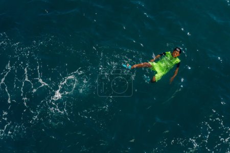 Téléchargez les photos : Sabang, Indonésie - 01 juin 2023 : Vue aérienne des enfants nageant à la mer. Les garçons nagent heureux. concept d'enfance - en image libre de droit