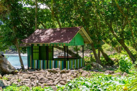 Téléchargez les photos : Une petite cabane près de la plage de l'île de Sabang, en Indonésie. Cabane de surf. Cabane de plage - en image libre de droit