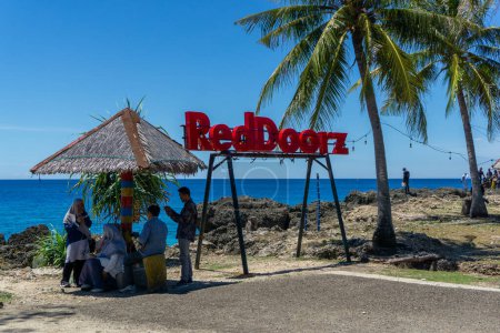Téléchargez les photos : Sabang, Indonésie - 01 juin 2023 : Voyageurs asiatiques près de la plage. Reddorz est une maison en ligne populaire ou une société de location de vacances de chambre. Concept de vacances. - en image libre de droit