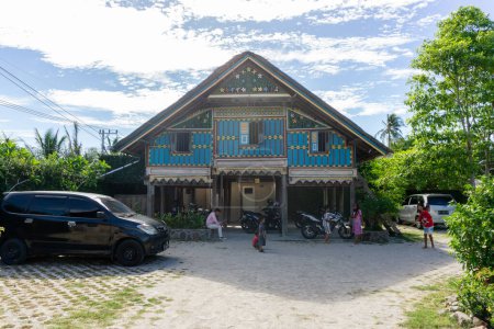 Téléchargez les photos : Sabang, Indonésie - 01 juin 2023 : Maison traditionnelle d'Aceh appelée "Rumoh Aceh". Destination touristique populaire dans Sabang île. - en image libre de droit