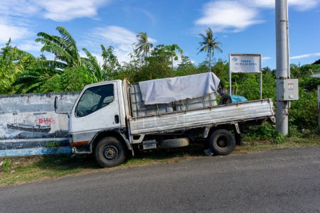 Téléchargez les photos : Sabang, Indonésie - 01 juin 2023 : Ramassage d'un camion transportant deux réservoirs d'eau. Distribution d'eau aux personnes et aux résidents. - en image libre de droit