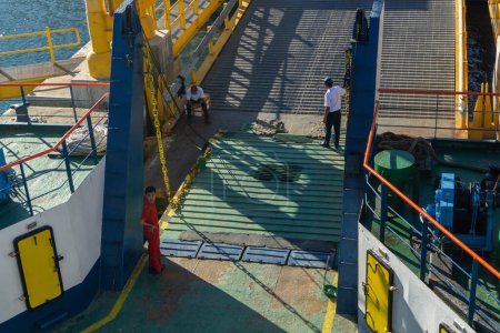 Téléchargez les photos : Sabang, Indonésie - 01 juin 2023 : Ouverture d'une rampe de ferry. Embarquement de ferry au port de Balohan, île de Sabang, Indonésie - en image libre de droit