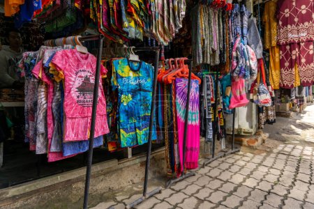 Foto de Berastagi, Indonesia - 29 Oct 2023: Tienda de recuerdos de Berastagi para viajeros. Tienda de regalos turística local vende artesanía, ropa y recuerdos en berastagi Indonesia - Imagen libre de derechos