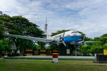 Foto de Banda Aceh, Indonesia - 22 sep 2023: Monumento a las vías aéreas indonesias en el parque de Blang Padang en Banda Aceh. Monumento al avión. Destino turístico popular en Aceh - Imagen libre de derechos