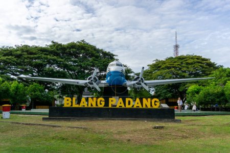 Téléchargez les photos : Banda Aceh, Indonésie - 22 Sep 2023 : monument des voies aériennes indonésiennes dans le parc de la ville de Blang Padang à Banda Aceh. Monument à l'avion. Destination touristique populaire en Aceh - en image libre de droit