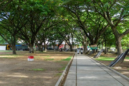 Foto de Banda Aceh, Indonesia - 22 Sep 2023: Gente caminando y corriendo en el parque de la ciudad por la mañana. Parque de la ciudad Blang Padang. - Imagen libre de derechos