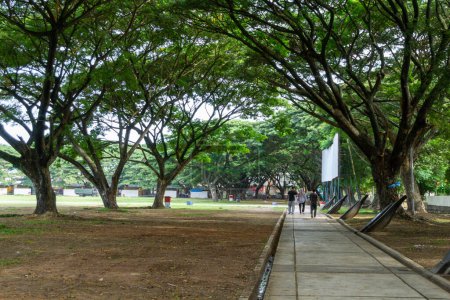 Téléchargez les photos : Banda Aceh, Indonésie - 22 Sep 2023 : Les gens marchent et font du jogging dans le parc de la ville le matin. Parc municipal de Blang padang. - en image libre de droit