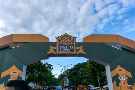 Téléchargez les photos : Une porte d'accueil et un signe de Pekan Kebudayaan Aceh ou Aceh Cultural Week. Événement culturel le plus populaire à Aceh - en image libre de droit